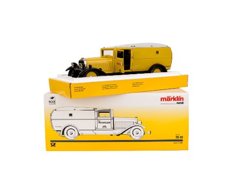   MÄRKLIN Post Paketauto 70-01, 1990  Gelb lackierte Blechausführung mit grauem Dach, Fahrer- und Hecktür zum Öffnen, Frontbe