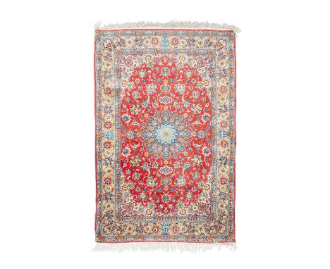   Orientteppich mit Seide. ISFAHAN/PERSIEN, 1950er Jahre, 162x107 cm.  Der rote Spiegel des Innenfeldes ist gemustert mit ein