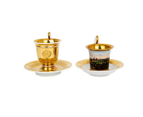   Zwei Biedermeier-Tassen mit Untertassen  19. Jh., gefußte Tassen in reicher Goldstaffage, teilw. mit feiner Malerei einer I