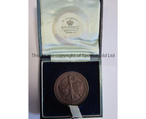 KENNETH POWELL MEDAL / VARSITY JUBILEE 1913     Boxed round medal presented to participants of the Oxford and Cambridge Unive