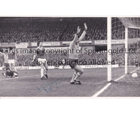 ARSENAL / MALCOLM MACDONALD AUTOGRAPH        An original 11" X 7" B/W Press photo of MacDonald scoring against Wrexham in the