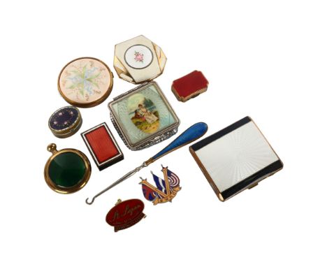 A group of enamel compacts, pillboxes and other items 