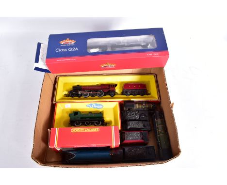 A QUANTITY OF BOXED AND UNBOXED OO GAUGE LOCOMOTIVES, to include boxed Bachmann class G2A No.9376, L.M.S. black livery (31-48