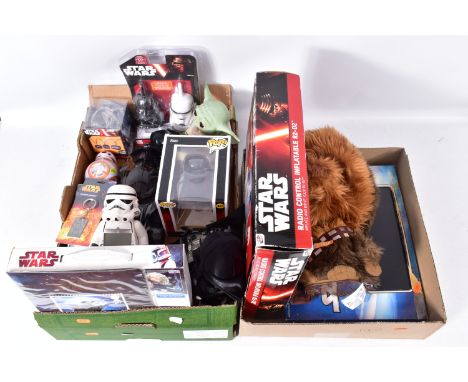 A QUANTITY OF MAINLY BOXED STAR WARS TOYS AND COLLECTIBLES, to include Royal Mail Souvenir Stamp pack, boxed Jakks Pacific Re