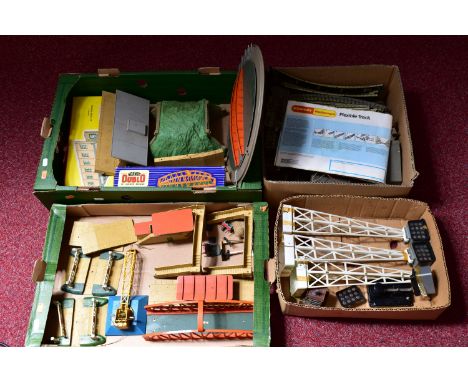A QUANTITY OF BOXED AND UNBOXED MAINLY HORNBY DUBLO LINESIDE BUILDINGS AND ACCESSORIES, to include boxed plastic 2 Road Engin