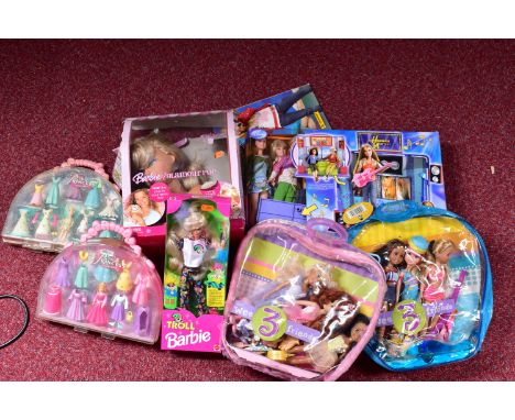 A QUANTITY OF ASSORTED BOXED MODERN DOLLS, to include Mattel Troll Barbie, No.10257, appears largely complete and looks to ha