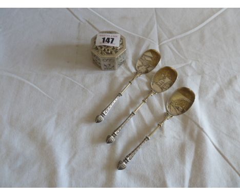 Chinese engraved silver spoons and octagonal trinket box (4)