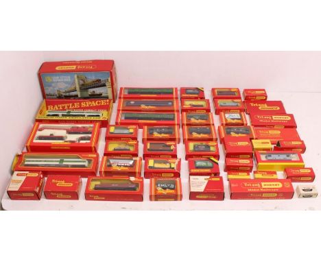 Hornby: A collection of assorted boxed Triang Hornby OO Gauge rolling stock. Original boxes, general wear expected with age. 