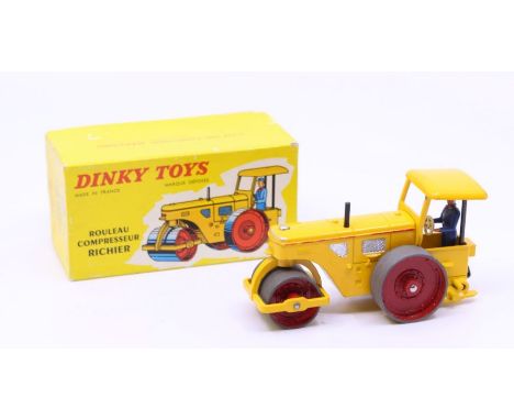 Dinky: A boxed French Dinky Toys, Rouleau Compresseur Richier, Reference No. 830 (90A), yellow body. Original box, general we