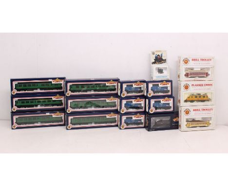 Bachmann: A collection of boxed Bachmann, OO Gauge rolling stock and coaches. Original boxes, general wear expected with age.