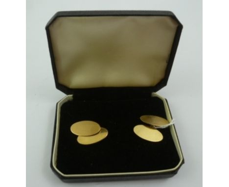 A PAIR OF 9CT. GOLD CHAIN CUFFLINKS, with engine turned pad 