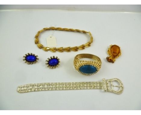 A SUITE OF JEWELLERY comprising; a Trifari gilt metal necklace, buckle bracelet bangle, a pair of 1950's clips with simulated