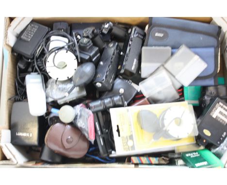 Photographic accessories, Braun slide projector with various filters, meters and other items (a lot)