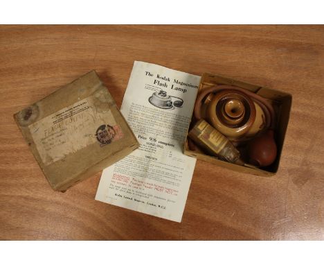 A Kodak Magnesium Flash Lamp, in maker's box