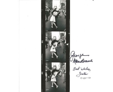 WW2, George Mendosa and Gretta Friedman signed 10x8 black and white iconic Times Square WW2 photograph. This legendary kiss w