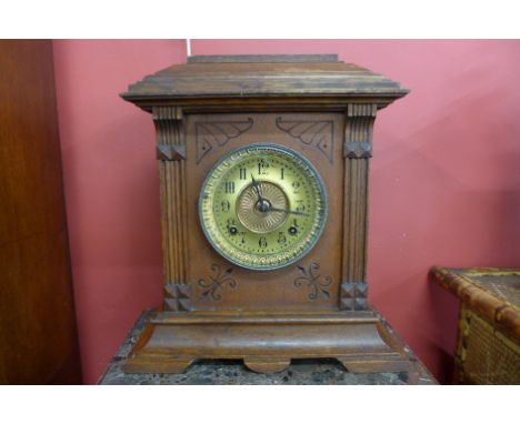 An early 20th Century American oak mantel clock