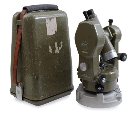 Green metal theodolite in case, Kern Switzerland, model DKM2-AC, approx. 1960, 30 cm high and 9.8 kilos (glued)