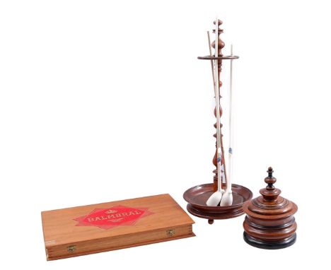 Walnut pipe stand, 57 cm high with 3 Goudse clay pipes of 51 cm and 55 cm long, tobacco jar, 20 cm high and wooden box with a