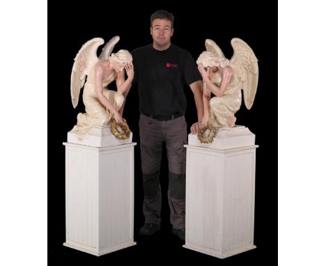 2 plastic angel statues on wooden console, 160 cm high (1 statue is loose on console)