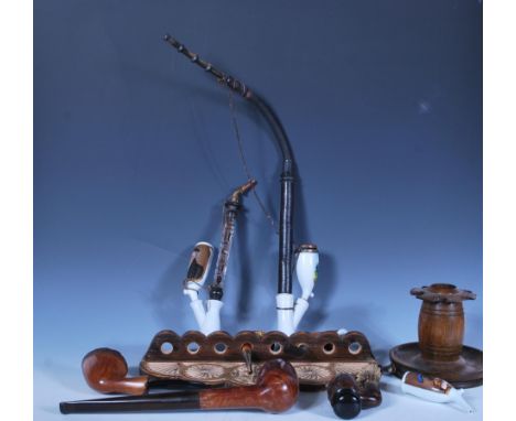 A collection of vintage smoking pipes to include various Alpine examples such as&nbsp;Tyrolean pipes, ceramic and wooden ones