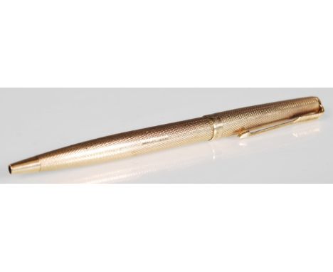 A hallmarked 9ct gold Parker ballpoint pen having engine turned decoration with arrow clip to the head. Hallmarked London 197