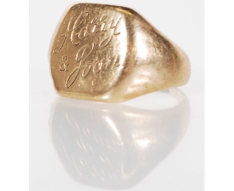 A 9ct gold hallmarked signet ring having an engraved cartouche together with another 9ct gold hallmarked ring (A/F). Total we