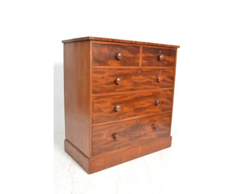 A Victorian 19th century mahogany bachelors chest of drawers. Raised on a plinth base with 2 short drawers over 3 deep gradua