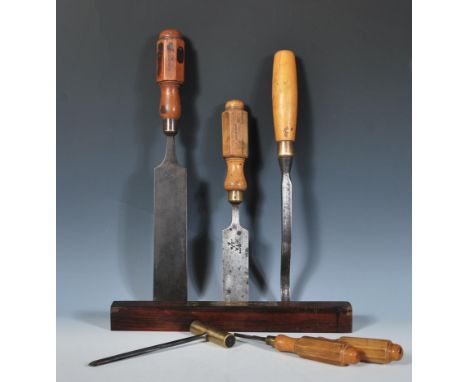 A small selection of vintage woodworking tools to include mostly&nbsp;chisels, brass topped&nbsp;screw and a rosewood and bra