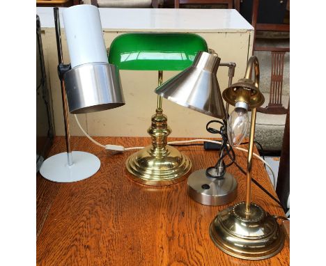 A number of table lamps to include gilt metal banker's lamp, several modern desk lamps, and one other 