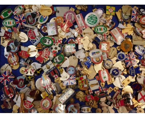 A group of various enamel football and other pin badges. (1 tray)