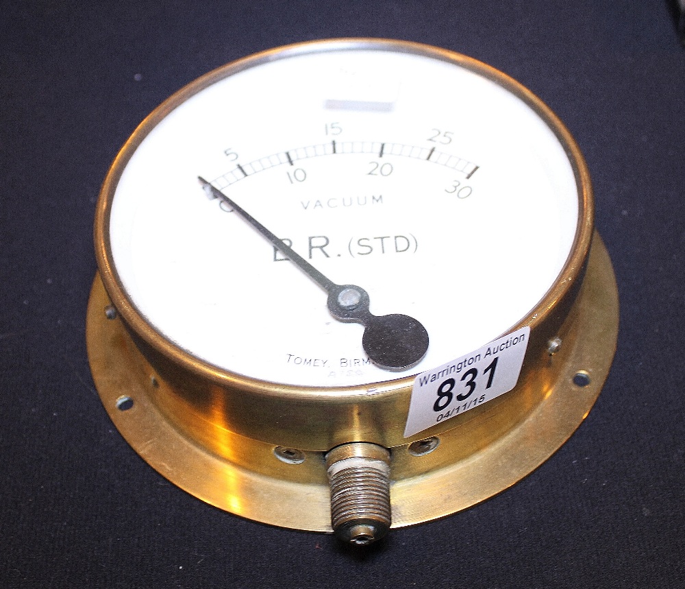 BR VACUUM GAUGE. British Rail standard vacuum gauge in brass. L 19 cm