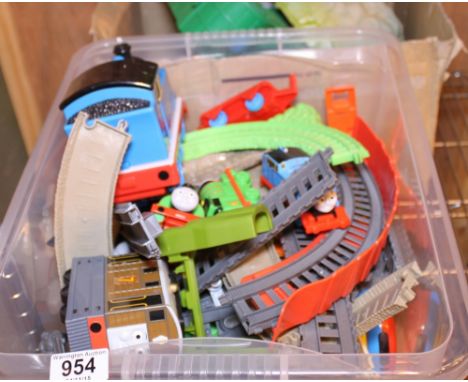 THOMAS TRAIN SET. Thomas the Tank Engine train set with station and tunnel