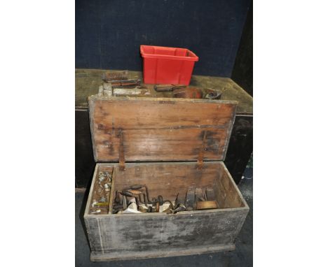 AN EARLY 20th CENTURY PINE TOOLCHEST CONTAINING CARPENTRY TOOLS including two compassing coffin planes (one stamped Hollyman,