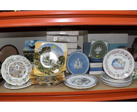 A GROUP OF COLLECTORS PLATES to include two Royal Doulton 'Brambly Hedge' plates comprising 'The Store Stump' and 'Crabapple 