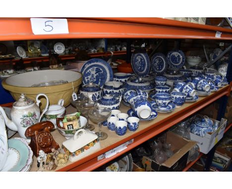 A QUANTITY OF CERAMICS AND GLASS WARES, to include a large Willow pattern dinner service of approximately one hundred pieces,