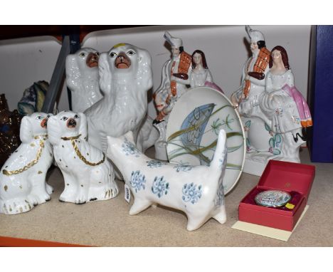 A GROUP OF CERAMIC ORNAMENTS to include a boxed Staffordshire Enamel trinket pot featuring St Paul's Cathedral (marked second