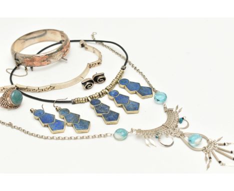 A SELECTION OF WHITE METAL JEWELLERY, to include a silver hinged bangle with rose metal floral detail, fitted with a push pie