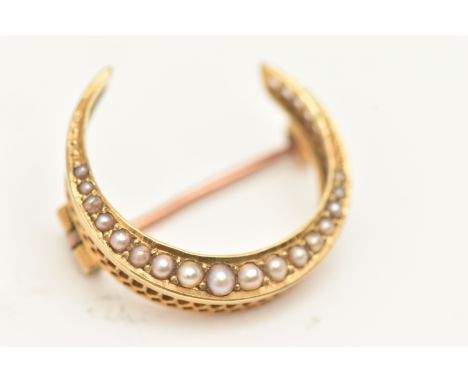 AN EARLY 20TH CENTURY 15CT GOLD SPLIT PEARL BROOCH, crescent form set with split pearls, fitted with a brooch pin and C clasp