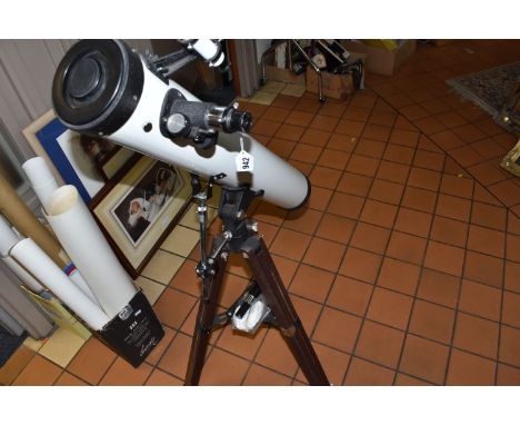 AN ASTRO ASTRONOMICAL REFLECTOR TELESCOPE, D= 90mm x F=840mm, made on Japan, with wooden adjustable tripod stand (1) (Conditi