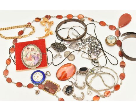 A BAG OF ASSORTED JEWELLERY, to include a banded agate beaded necklace, a banded agate brooch, a gold plated curb link bracel