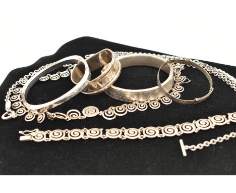 A BAG OF SILVER AND WHITE METAL JEWELLERY, to include a silver hinged bangle with scrolling foliate pattern, fitted with a pu