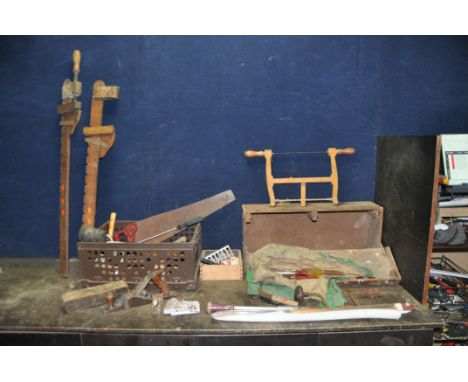 A WOODEN CARPENTERS TOOLBOX AND A TRAY CONTAINING CARPENTRY TOOLS including a Record No.043 mini plough plane, a Record No.07