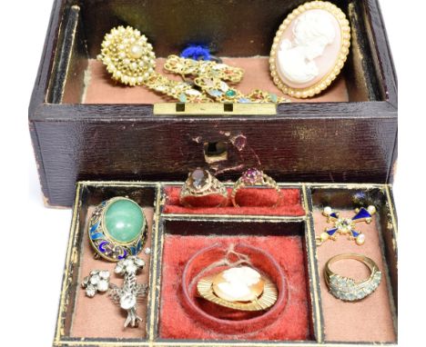 A COLLECTION OF JEWELLERY INCLUDING THREE GOLD RINGS &amp; A CHINESE GILT WHITE METAL, ENAMEL AND AVENTURINE OVAL BROOCH AND 