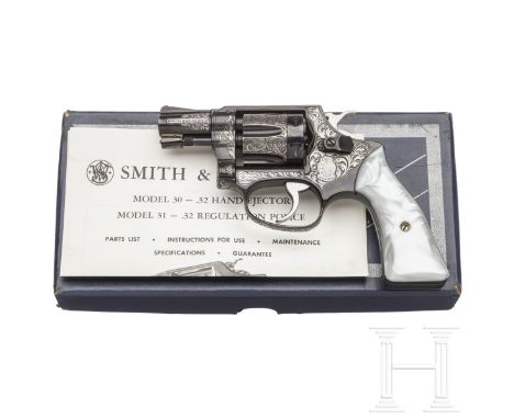 Smith &amp; Wesson Mod. 31-1, "The .32 Regulation Police", graviert, im KartonKal. .32 S&amp;W long, Nr. H135590, blanker Lau