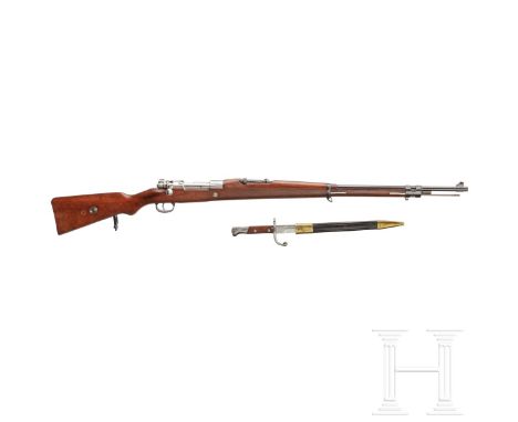 Gewehr Mod. 1908, mit BajonettKal. 7x57, Nr. 6470 d, nummerngleich. Blanker Lauf. Fünfschüssig. Dt. Beschuss. Hülsenkopf mit 