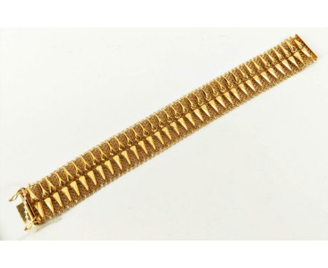 AN ITALIAN 18CT GOLD BRACELET, spike motif on a chain-link back, 21cm long, 55.9 grams. 