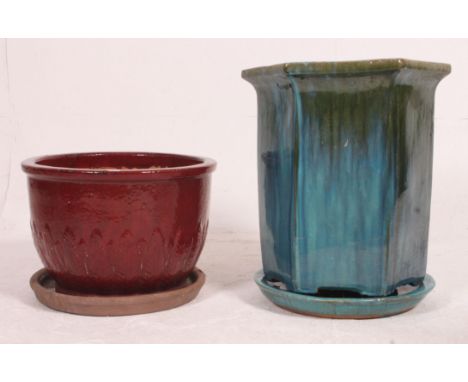 A non matching pair of modern large drip glazed ceramic garden planters, each with it's own matching base. Measures: 55cm x 4