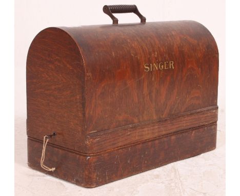 A vintage early 20th century Singer Sewing Machine with oak dome top complete with key. Measures: 33cm x 45cm x 20cm.