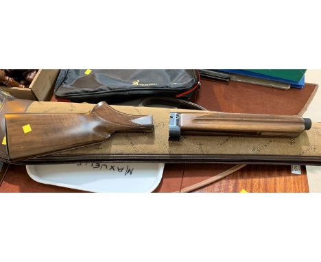 A BROWNING shotgun field case, a valise and a cap, a gun stock and similar item 