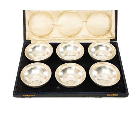 CASED SET OF SIX GEORGE V SILVER BOWLS, of plain circular form, London 1928, Richard Comyns, 16ozt overall approx.Provenance: